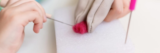 Detail ručnej výšivky s ihlou